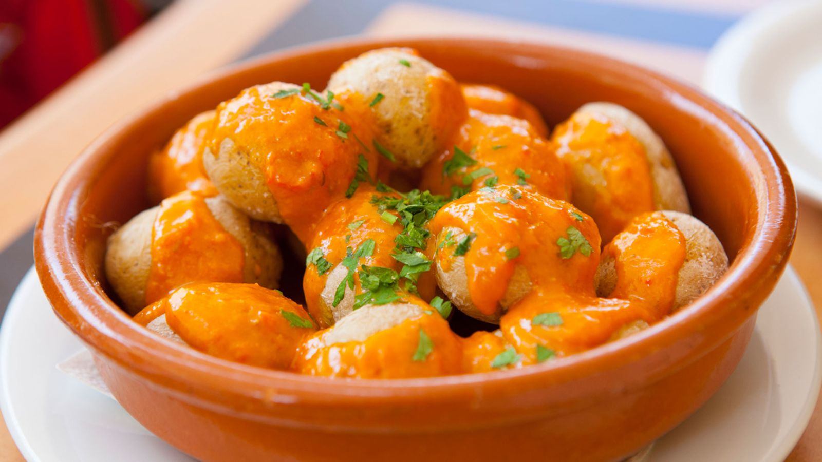 Descubre los mejores restaurantes para probar comida canaria en Las Palmas de Gran Canaria. Desde tascas locales hasta restaurantes junto al mar, disfruta de platos típicos como las papas arrugadas, el gofio y el pescado fresco frente al Atlántico.