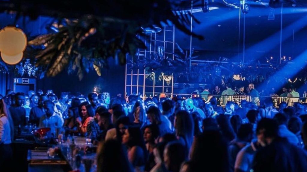 Descubre los mejores lugares para salir de fiesta en Las Palmas de Gran Canaria. Terrazas con vistas, clubs nocturnos, zonas de copas y actividades de ocio como surf, kayak o buceo. ¡Vive la noche y el día canario al máximo!