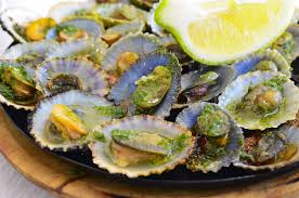 Descubre los mejores restaurantes de comida canaria en Gran Canaria, organizados por zonas: Las Palmas, norte, sur, este y centro de la isla. Saborea platos típicos como las papas arrugadas, el gofio o el pescado fresco frente al mar.